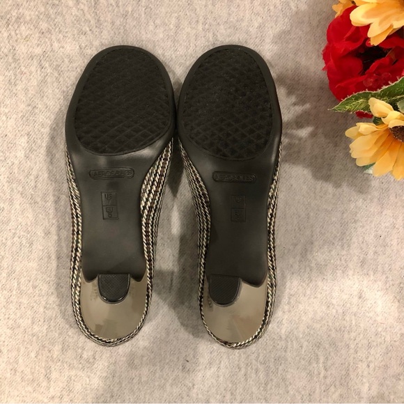 NWOT - Plaid Houndstooth Tweed Heeled Pumps with Gray Patent Trim & Tassel - Picture 13 of 16